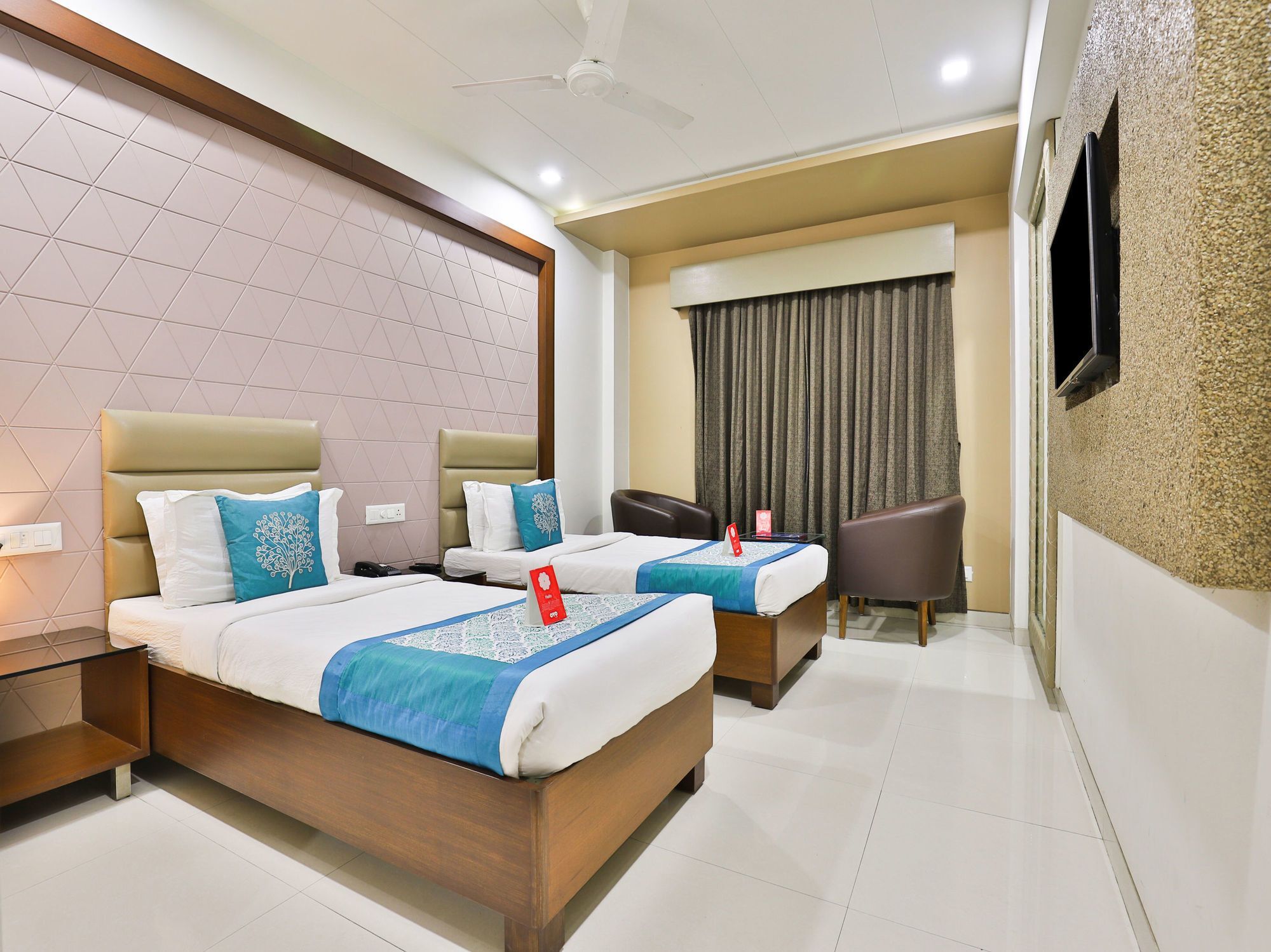 Oyo 13253 The Grand Vinayak Hotel Ahmedabad Exterior foto